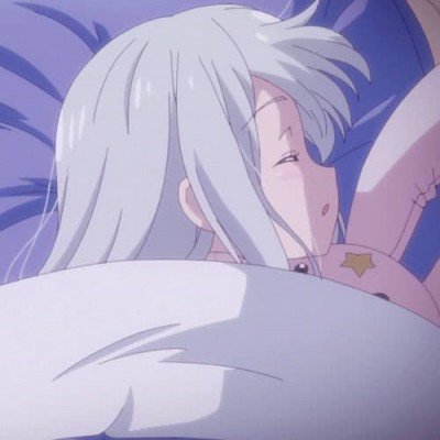 女孩太想念外公外婆睡墓碑旁不愿走